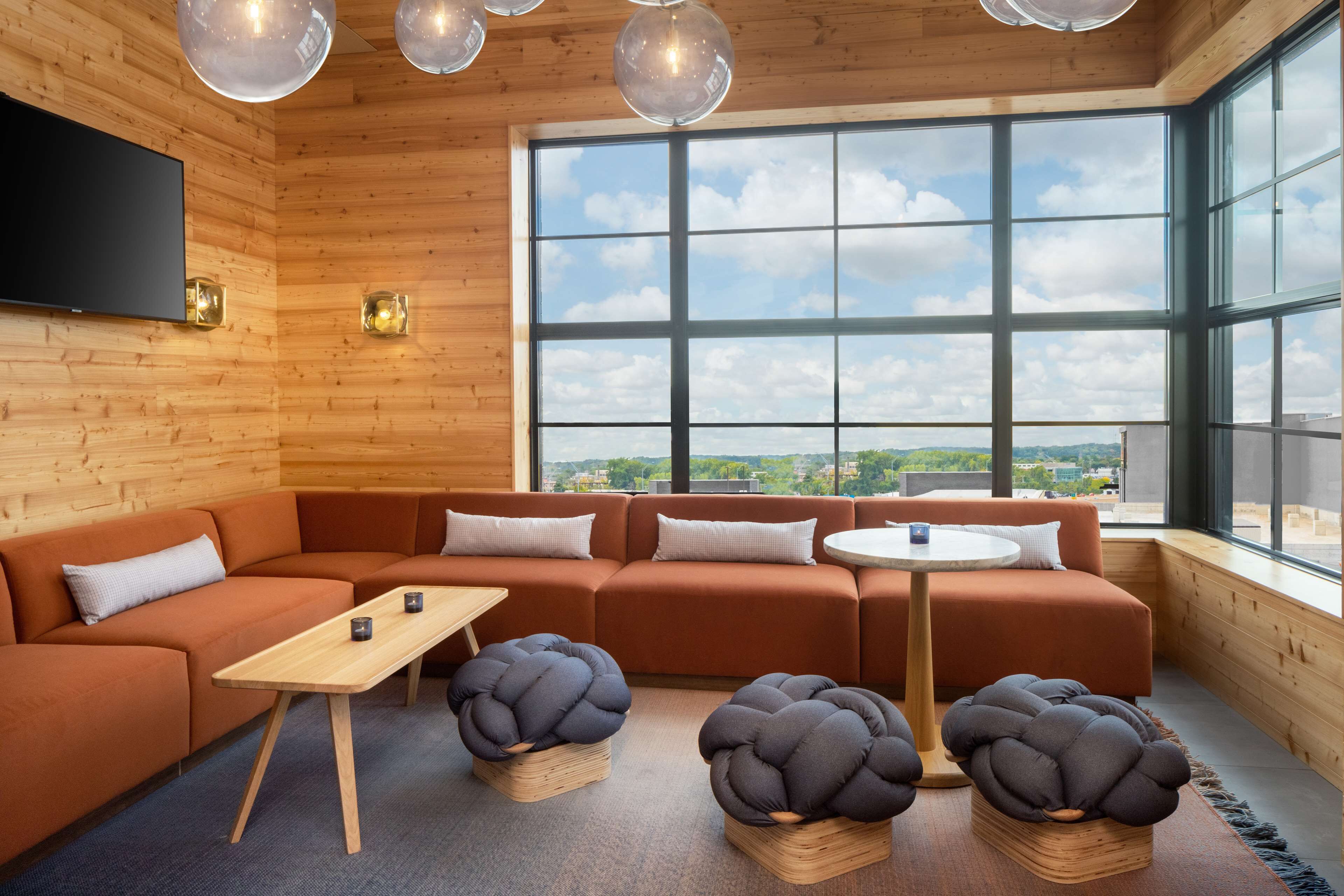 供应晚餐，本地与国际菜