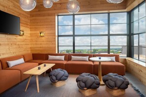 Se sirven cenas y cocina local e internacional