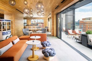 供应晚餐，本地与国际菜