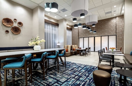 Restaurant. Hampton Inn & Suites Indio