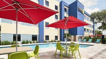 Kolam renang outdoor, dengan kursi berjemur