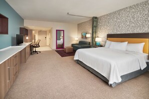 Basic Studio, 1 King Bed, Accessible (Mobility & Hearing, Roll-in Shower) | Living area