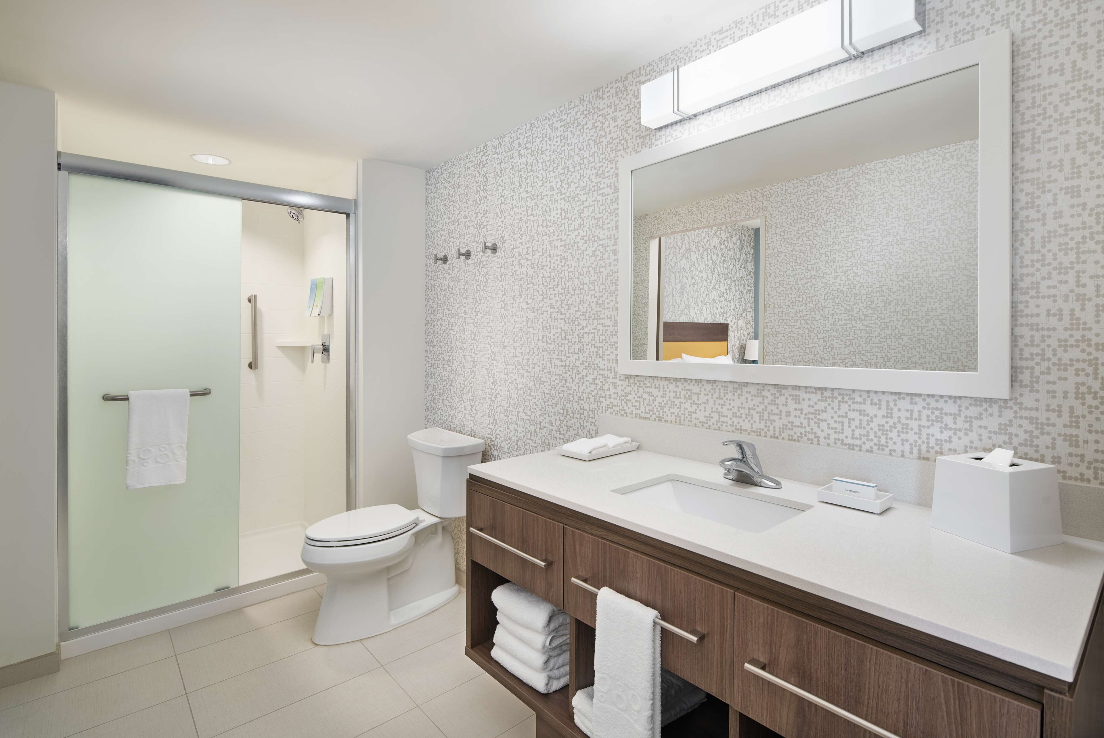 suite, 1 bedroom, non smoking | bathroom | combined shower/bathtub, free toiletries, hair dryer, towels
