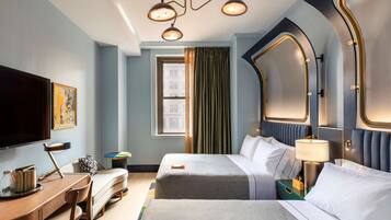 1 habitación, caja de seguridad en la habitación y escritorio