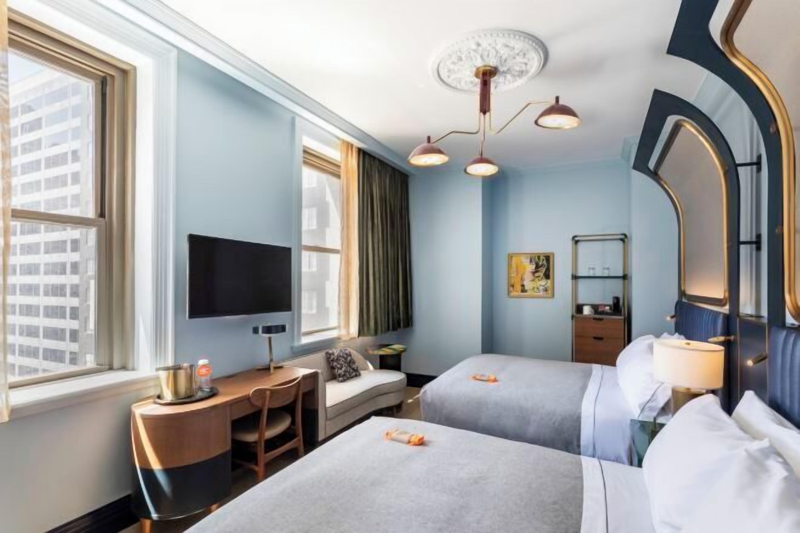 Zimmersafe, Schreibtisch, laptopgeeigneter Arbeitsplatz