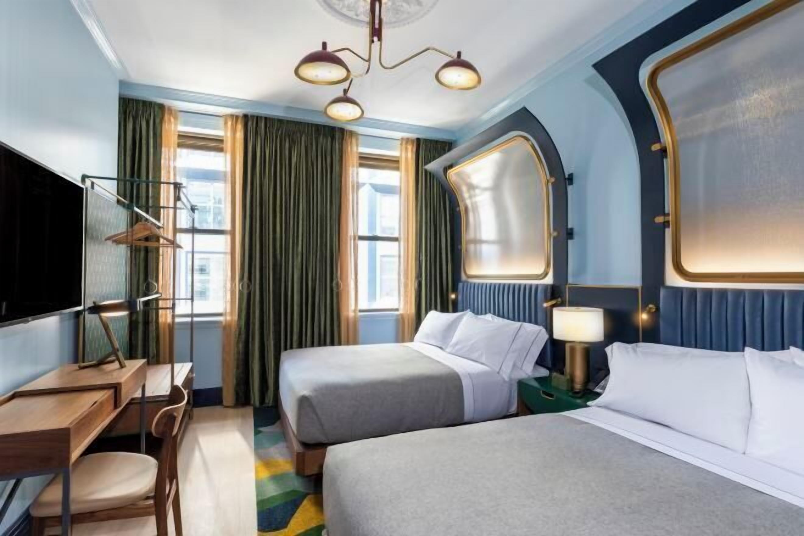 Zimmersafe, Schreibtisch, laptopgeeigneter Arbeitsplatz