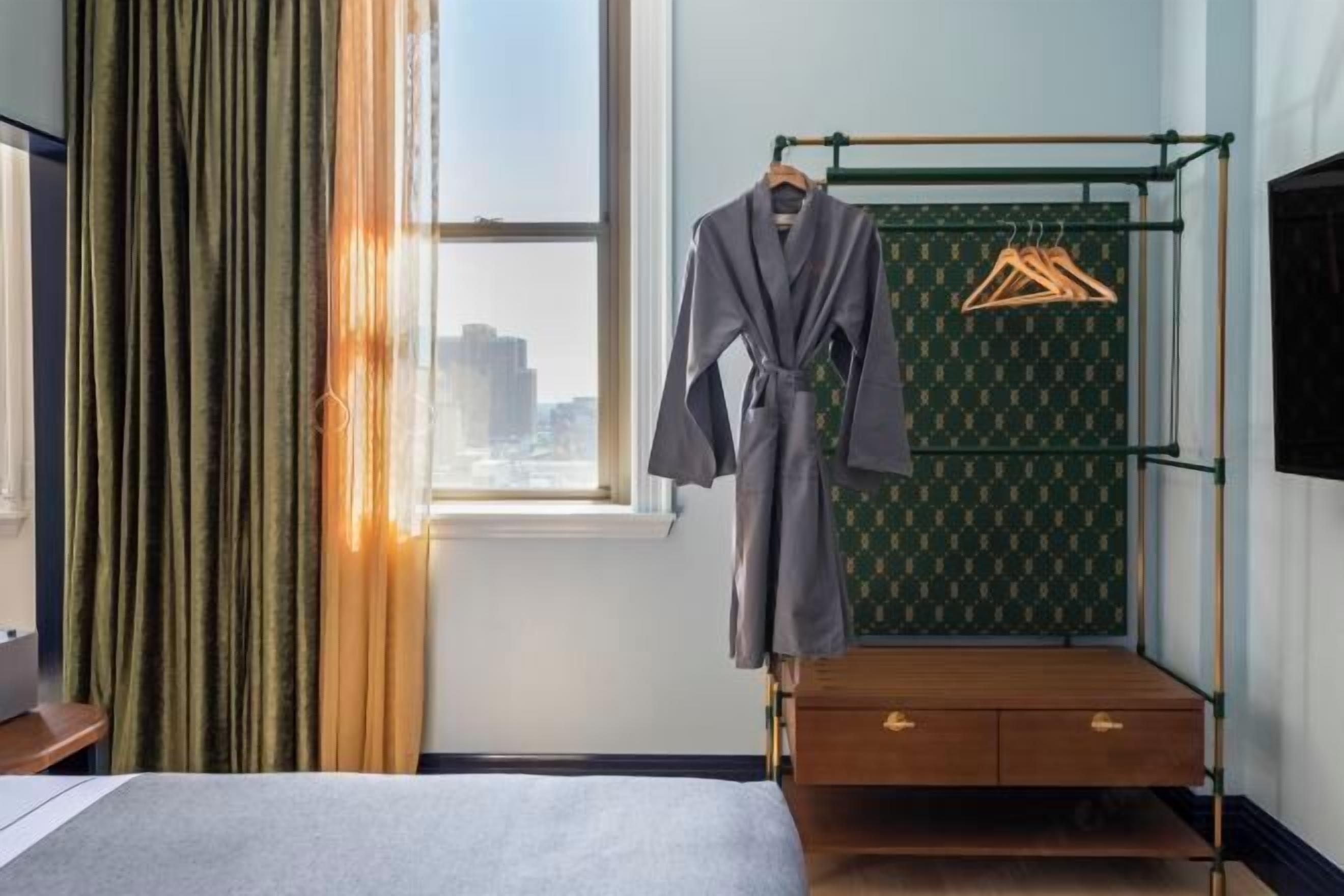 Zimmersafe, Schreibtisch, laptopgeeigneter Arbeitsplatz