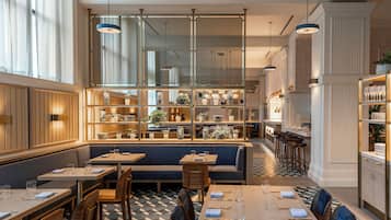 Desayuno para llevar diario (USD 15 por persona)