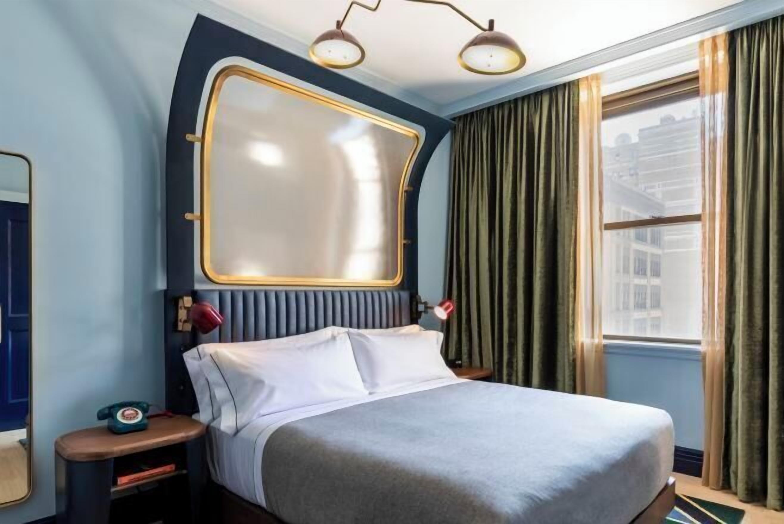 Zimmersafe, Schreibtisch, laptopgeeigneter Arbeitsplatz