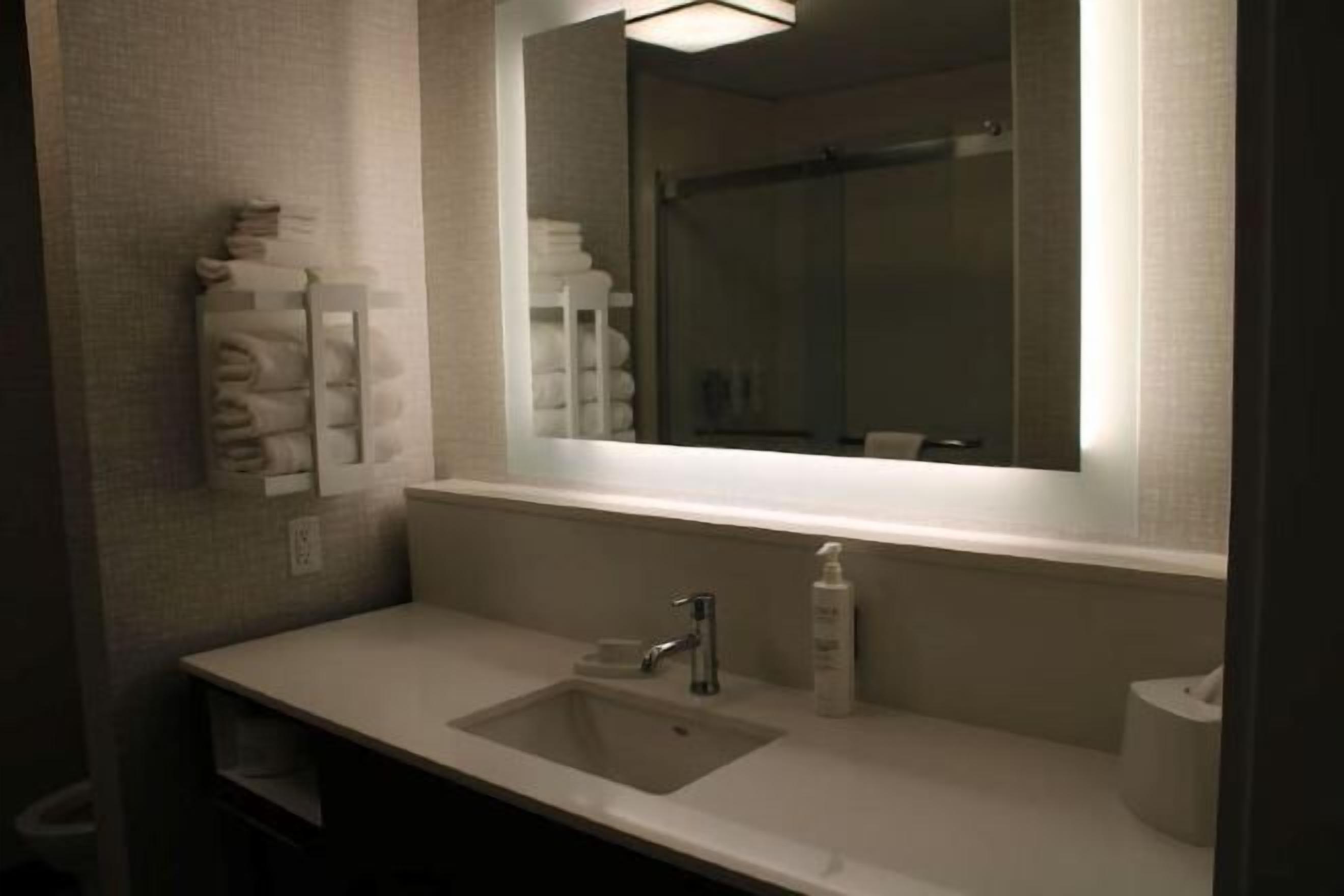 Bañera con ducha, artículos de tocador gratuitos, secador de pelo