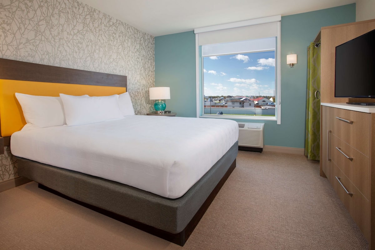 Suite, 1 Bedroom, Non Smoking | In-room safe, desk, laptop workspace, soundproofing