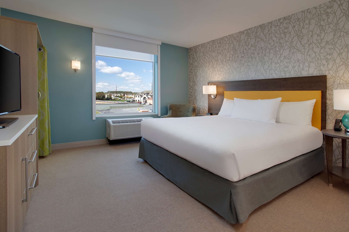 Suite, 1 King Bed, Accessible, Bathtub (Mobility & Hearing) | In-room safe, desk, laptop workspace, soundproofing