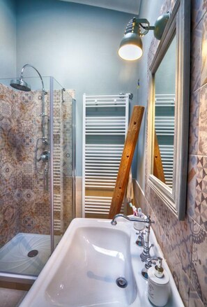 Bathroom - Little Tibet - with view on the National Park (L'aquila)