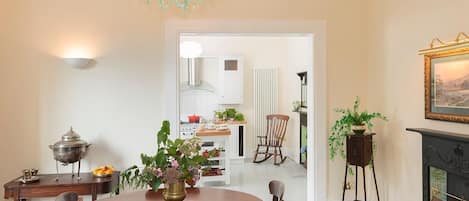 House, 5 Bedrooms | In-room dining