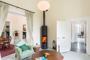 Casa, 5 habitaciones | Área de sala de estar | Televisión de pantalla plana