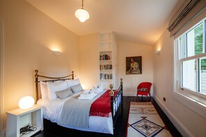 5 bedrooms, desk, iron/ironing board, free cots/infant beds - Killadangan House (Westport)