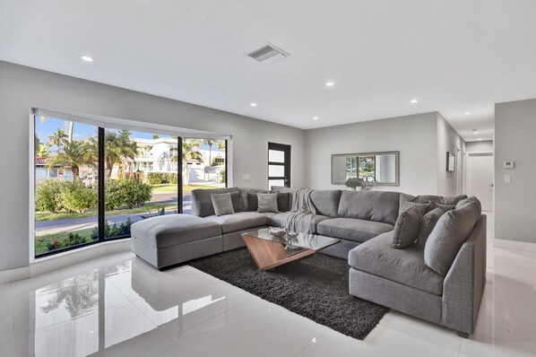 Smart TV, Netflix, Hulu, streaming services - Family 5BR home w/ heated pool & playground (Hollywood)