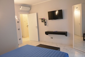 Doppelzimmer (Romeo) | Minibar, Schreibtisch, laptopgeeigneter Arbeitsplatz