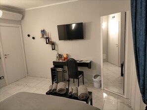 Double Room (Romeo) | Minibar, desk, laptop workspace, soundproofing - Casa della Zia Elsa (Verona)