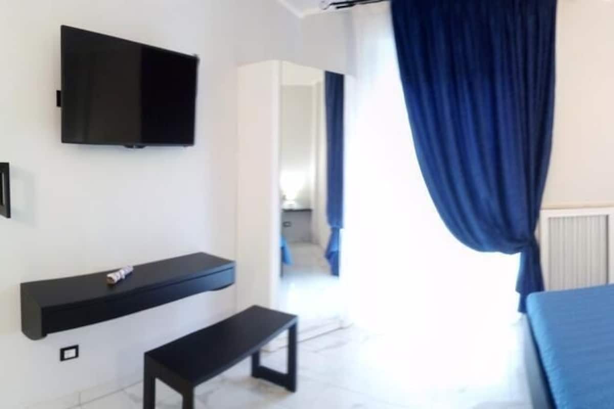 Camera doppia (Romeo) | Minibar, una scrivania, postazione laptop, insonorizzazione