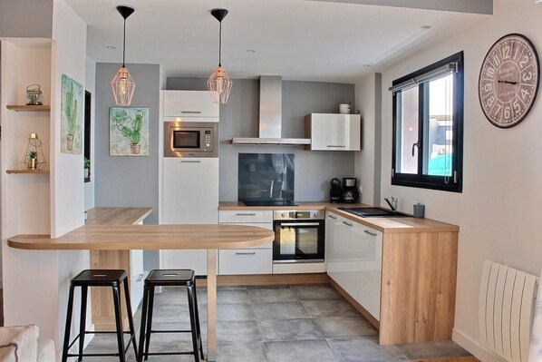 Microwave, dishwasher, coffee/tea maker, toaster