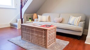 Apartment | Living room | Flat-screen TV