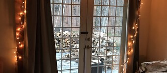 Koselig hytte gjemt bort i skogen