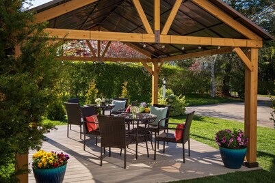 King with Kitchenette and Fireplace, Private Bath, Parking, Walk to all