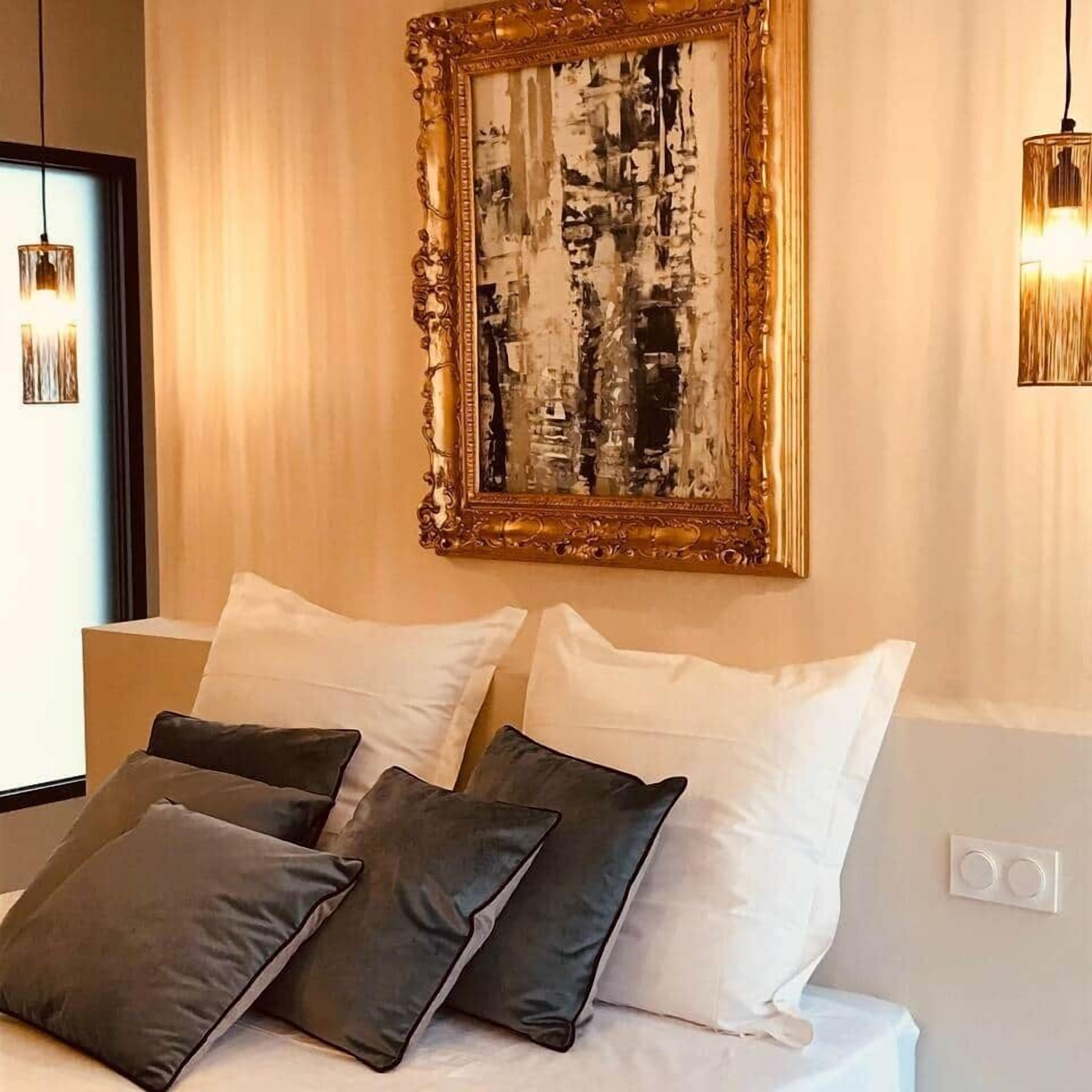 3 bedrooms, in-room safe, iron/ironing board, WiFi