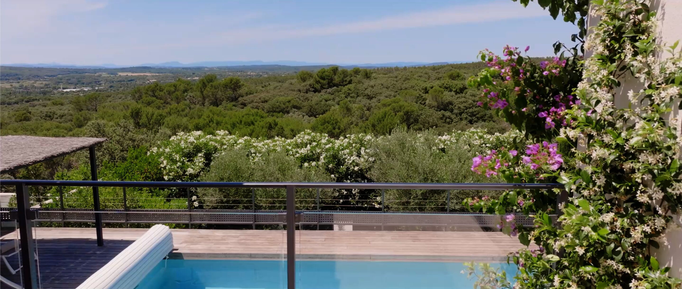Une piscine avec vue sur un paysage boisé.