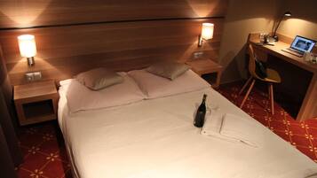 1 slaapkamer, verduisterende gordijnen, een strijkplank/strijkijzer