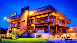Un edificio de varios pisos con un restaurante en la planta baja y un pub en los pisos superiores.