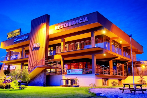 Mặt tiền nơi lưu trú - ban đêm