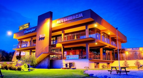 Fachada de la propiedad por la tarde o noche. Hotel Dunajec