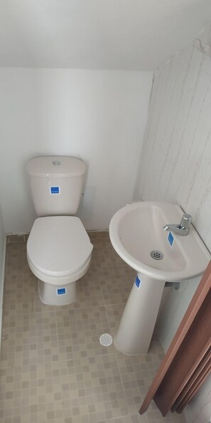 Shower, rainfall showerhead, towels, soap - Apartestudios Mar De Kirá (Puerto Colombia)