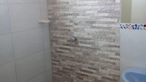 Shower, rainfall showerhead, towels, soap - Apartestudios Mar De Kirá (Puerto Colombia)