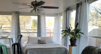 BRIGHT ARIZONA SUNROOM, near UofA /Banner /Midtown