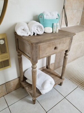 Haartrockner, Handtücher, Seife, Shampoo