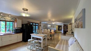 Una cocina amplia con zona de comedor, sofá y chimenea.