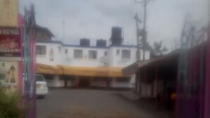 A building with a flat roof and multiple windows. - Club Dee Hotel (Kagio)