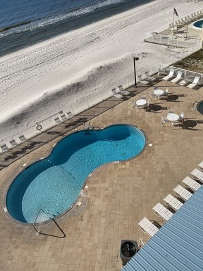 Beheizter Pool, Liegestühle