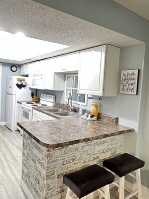 Fridge, microwave, oven, stovetop - Ocean Front Cozy Condo Seconds from the Beach Your Adventure Awaits (Gulf Shores)