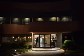 Front of property – evening/night - Hotel & Suites La Marquesa (Ocoyoacac)