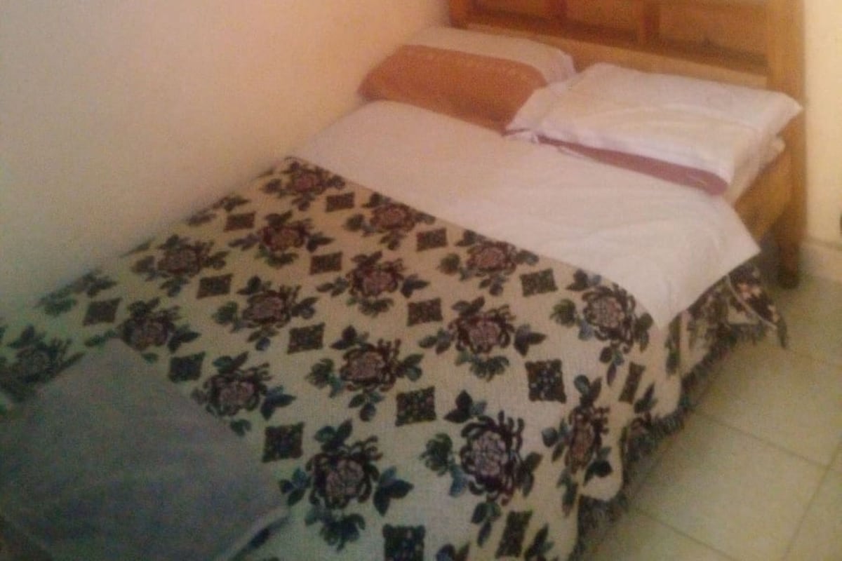 Escritorio, cortinas blackout y ropa de cama