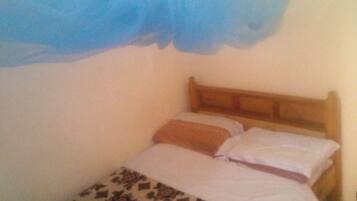 Quarto casal | Escrivaninha, cortinas blackout, roupa de cama