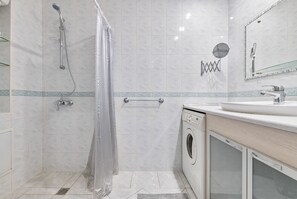 Apartment | Badezimmer | Dusche, Haartrockner, Handtücher, Toilettenpapier