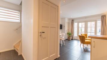 2 Schlafzimmer, Schreibtisch, schallisolierte Zimmer