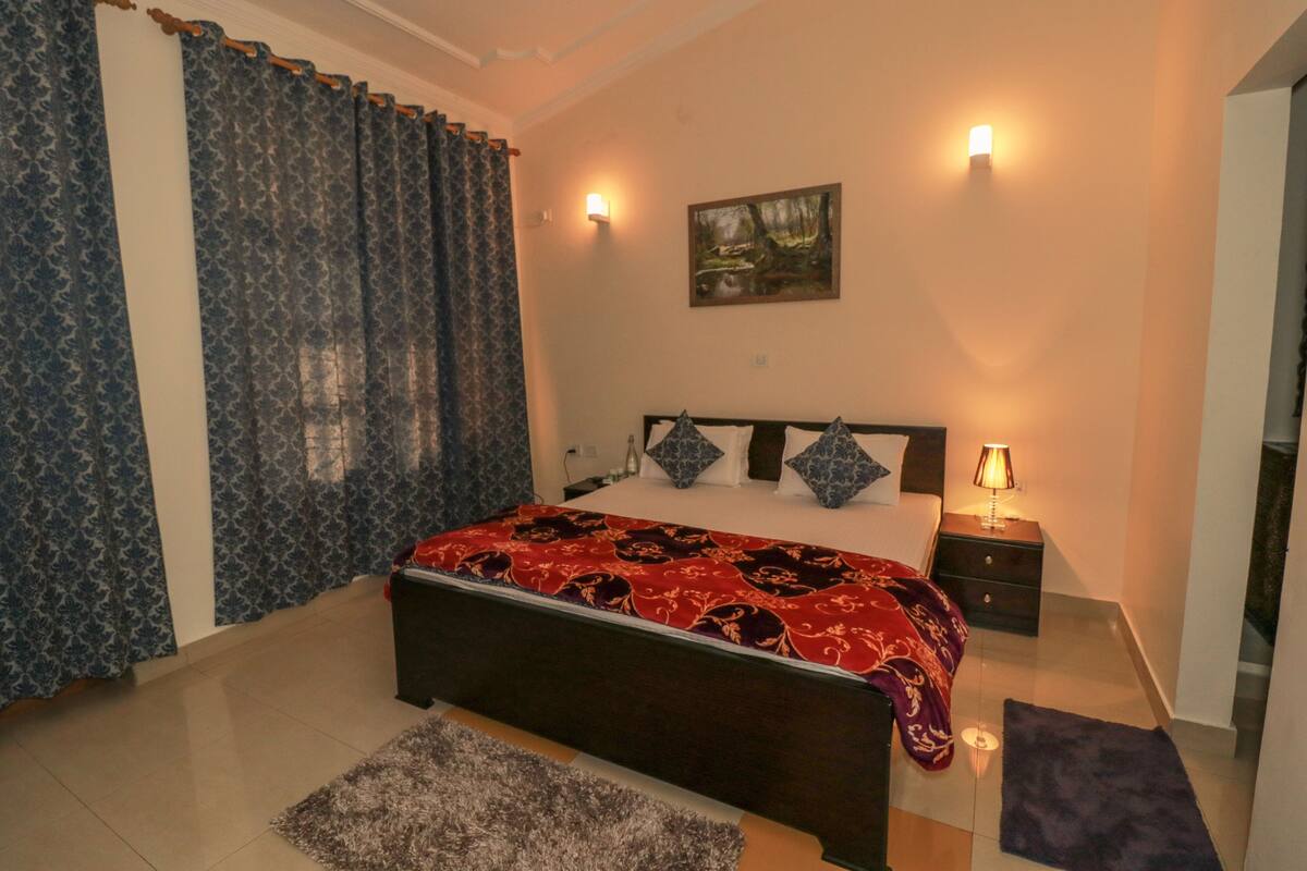 Premium bedding, in-room safe, desk, free WiFi