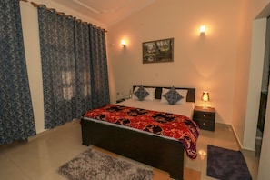 Premium bedding, in-room safe, desk, free WiFi