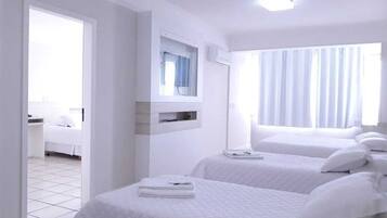 Apartemen Deluks, 2 kamar tidur, kamar terhubung, pemandangan laut | Minibar, meja kerja, ruang kerja ramah laptop, dan seprai linen